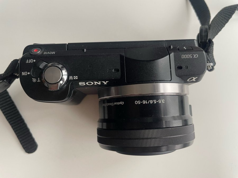 Sony Alpha 5000 med objektiv