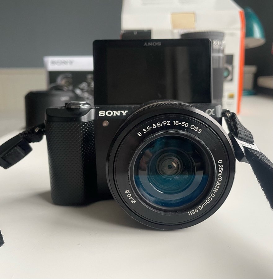 Sony Alpha 5000 med objektiv