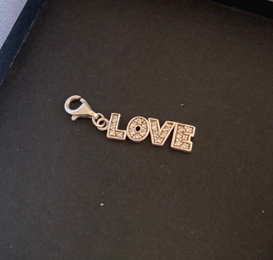 Jättefin charm / berlock kärlek / love med cubic zirconia stenar