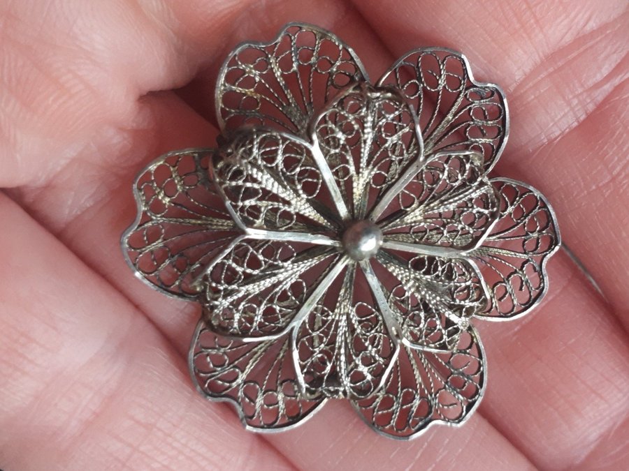 Old Filigree Brooch 4cm. Filigran Brosch Blomma 5g. Gammel Broche. Blomst. Antik