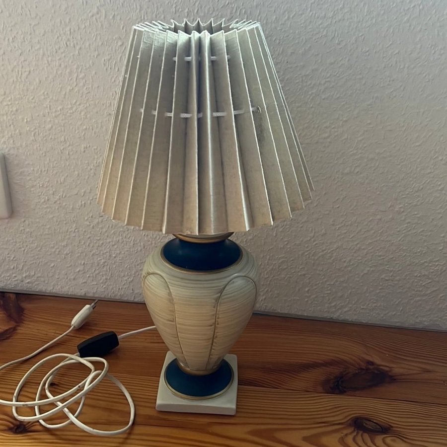 Snygg bordslampa med plisserad skärm