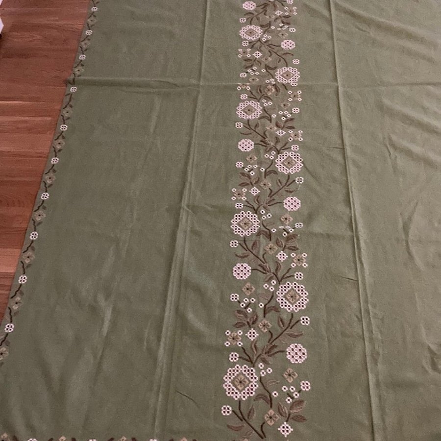 Stor duk med broderade blommor 125 x 205 cm