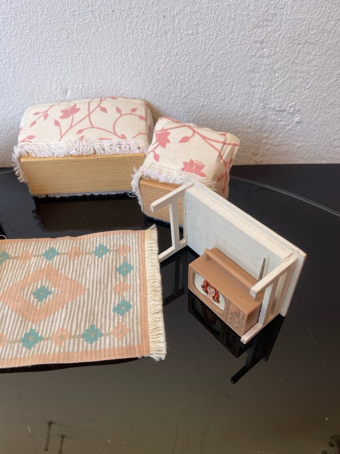 Till Lundby Dockskåp - soffgrupp matta bord tv mm  - Retro