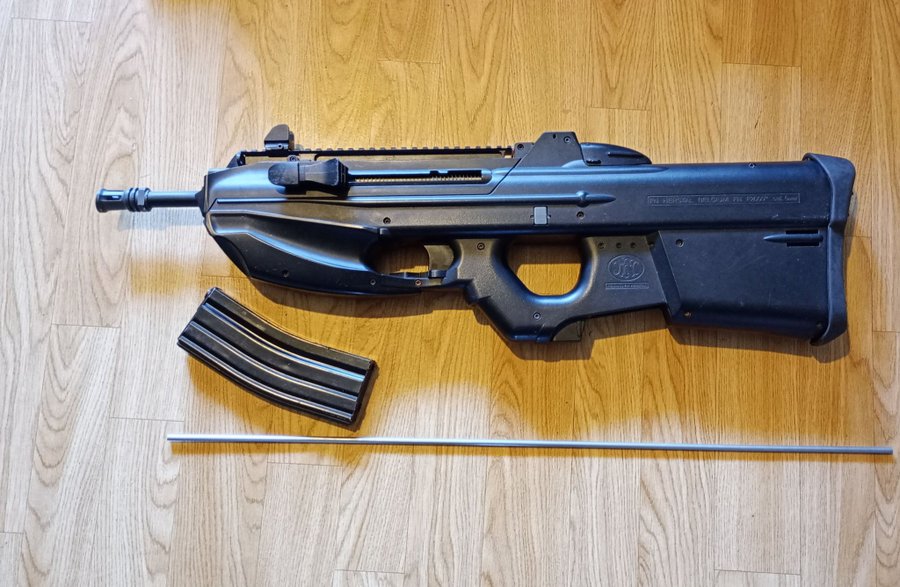 F2000 airsoft m Vapenväska