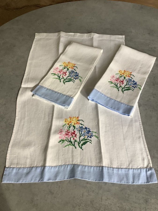 3 st gästhanddukar med handbroderade blommor på linne i mycket fint skick