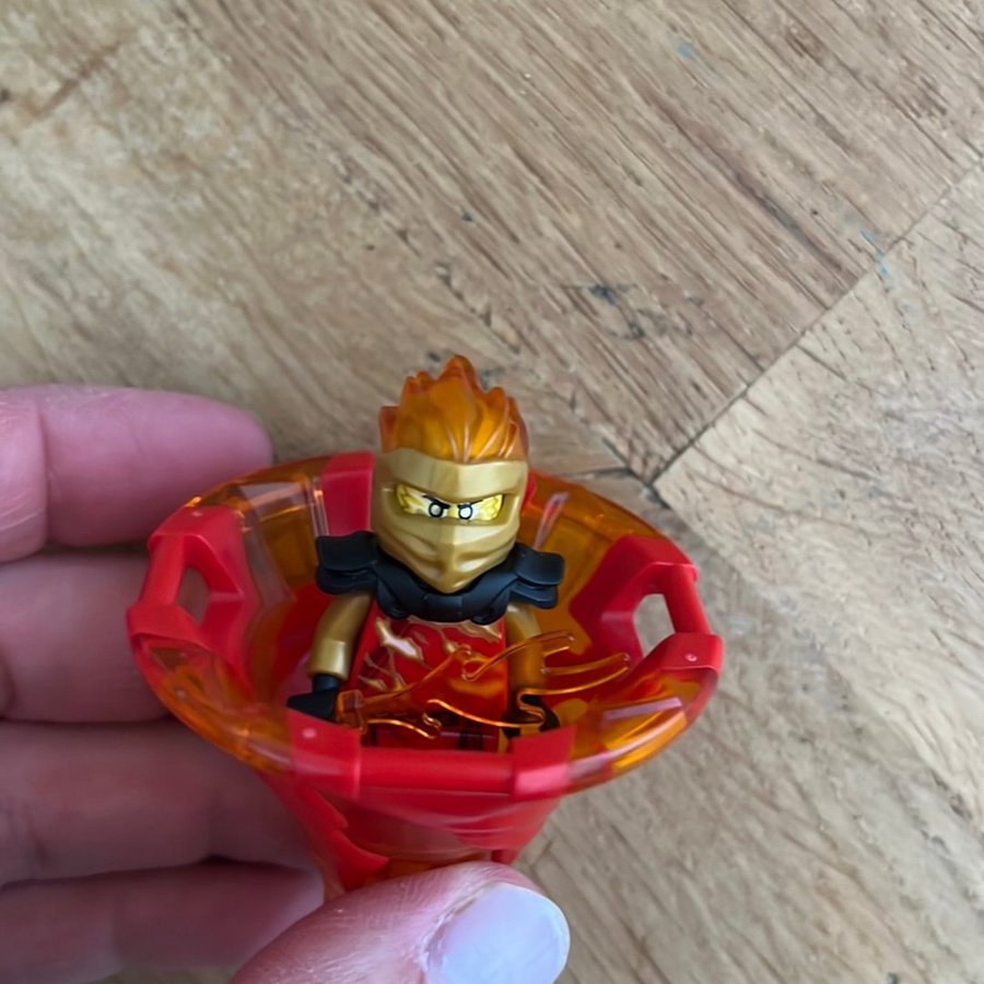 Lego Ninjago Spinjitzu Spinner med Kai minifigur.