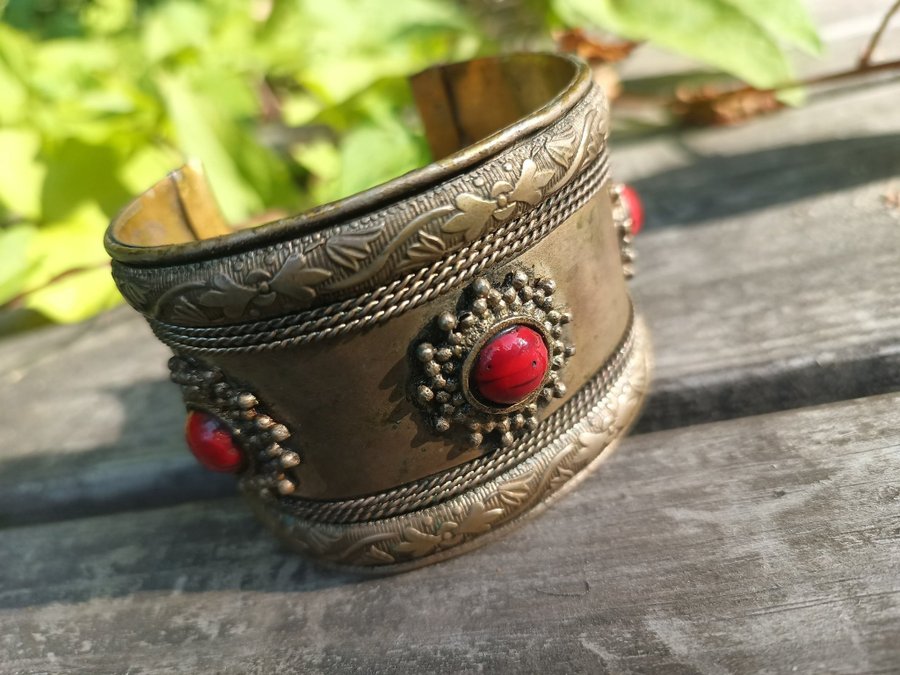 Vintage Dekorerat Mässingsfärgat Tenn Armband Med Röda Stenar