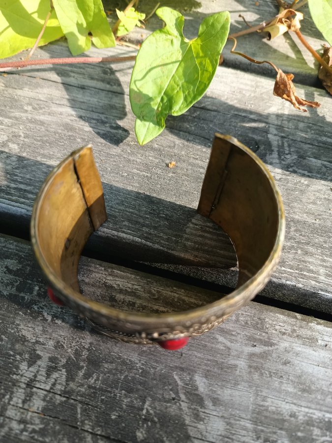 Vintage Dekorerat Mässingsfärgat Tenn Armband Med Röda Stenar