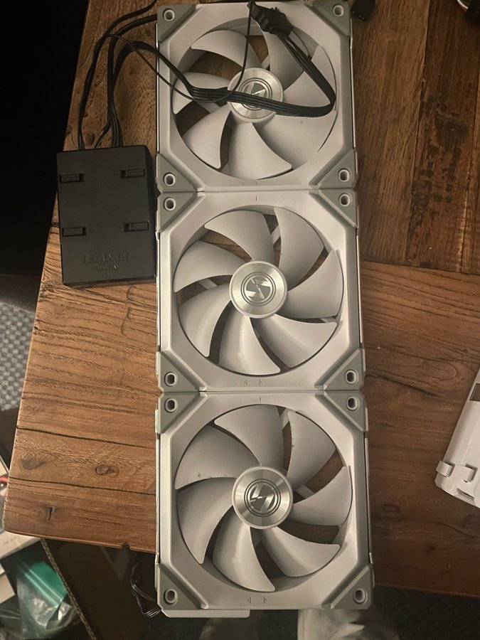 Lian Li Uni Fan SL120 v1 x3