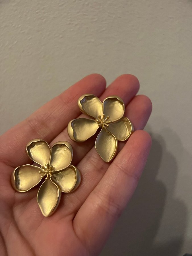 Örhängen med guld blommor