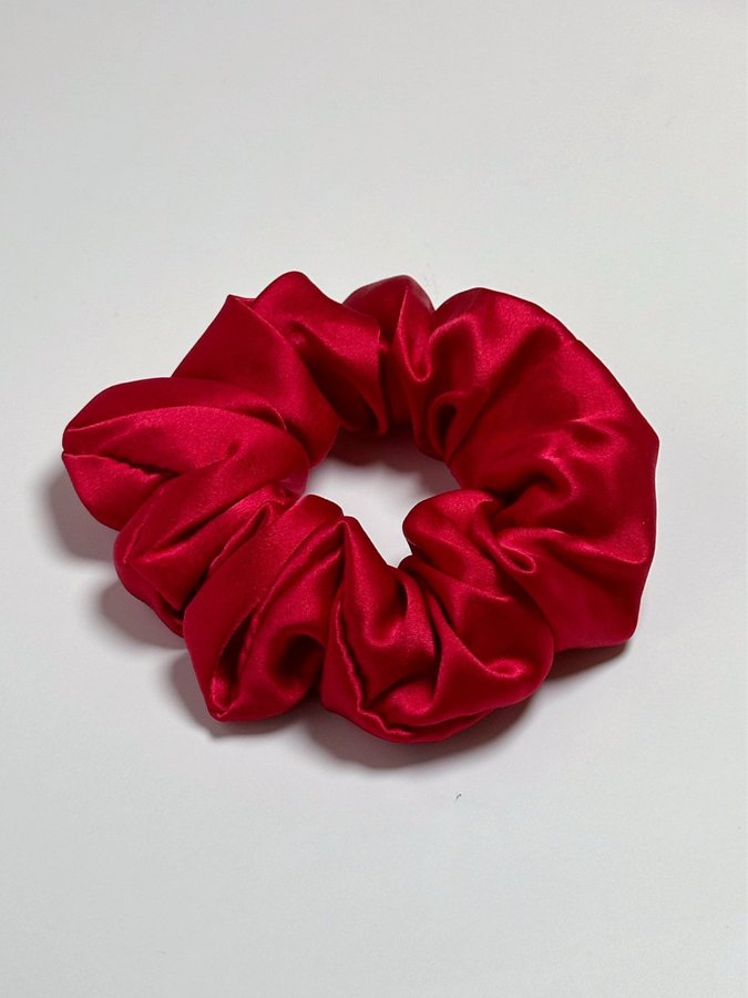 100% Mullbärssilke scrunchie, Röd 10cm