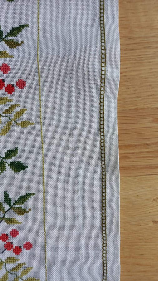 Handbroderad löpare med höstmotiv" rönnbär höstlöv " se bilder!!