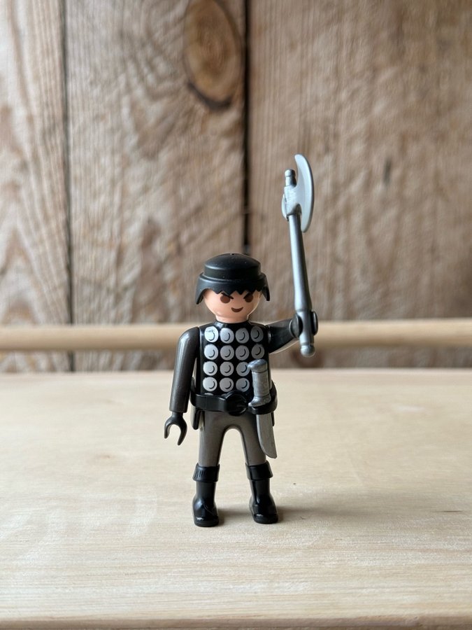 Playmobil figur med yxa