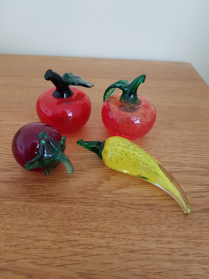 Små söta glasfrukter, äpple, jordgubbe, paprika - figurin, skulptur