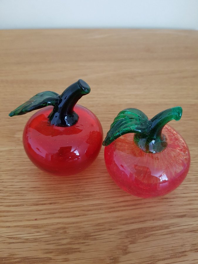 Små söta glasfrukter, äpple, jordgubbe, paprika - figurin, skulptur