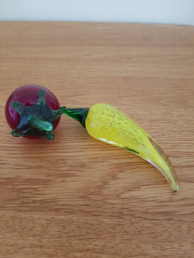 Små söta glasfrukter, äpple, jordgubbe, paprika - figurin, skulptur