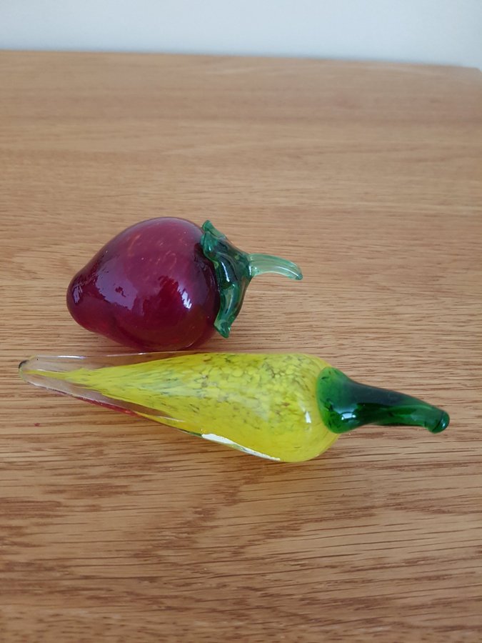 Små söta glasfrukter, äpple, jordgubbe, paprika - figurin, skulptur