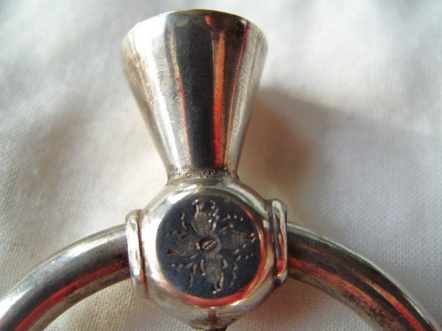 Vacker dräktbrosch, ANTIK fr 1863, av silver m graverat mönster