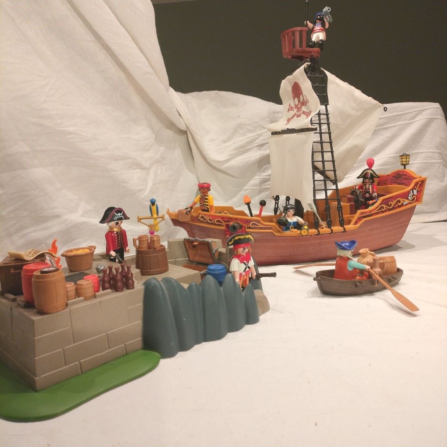 Playmobil Piratskepp med ö o tillbehör