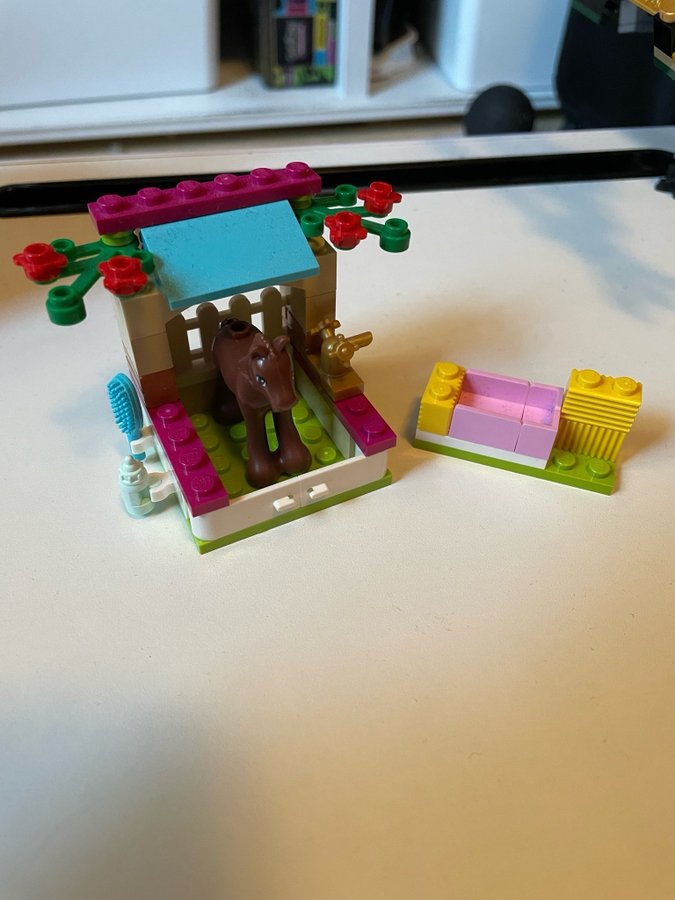 LEGO Friends 41089 ponny med stall (komplett)