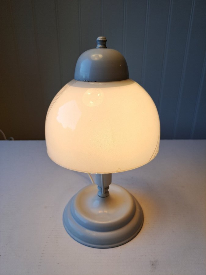 Snygg bordslampa med vit glas skärm