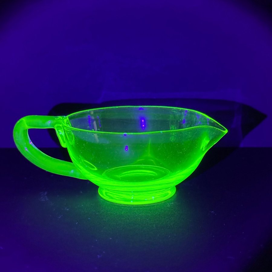 Gräddsnipa / uranglas,uran,uranium glass/antikt,retro,grönt glas