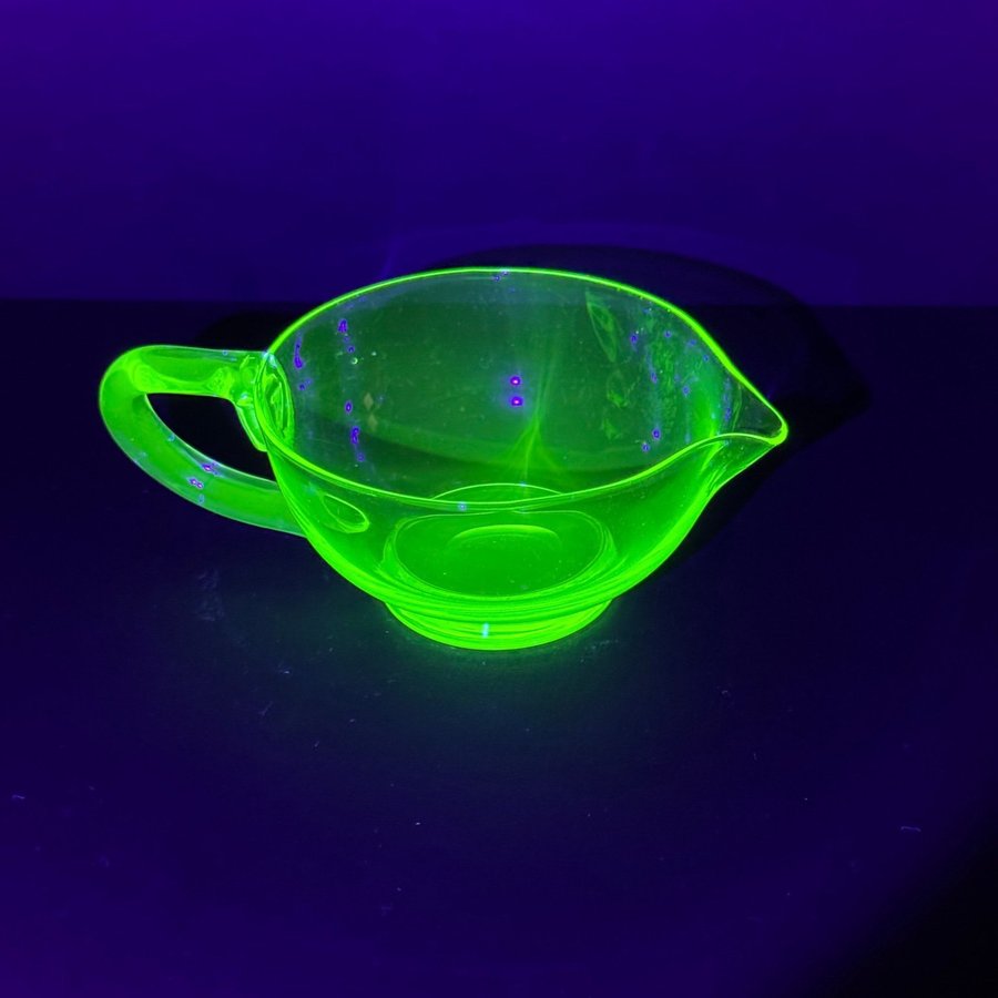 Gräddsnipa / uranglas,uran,uranium glass/antikt,retro,grönt glas