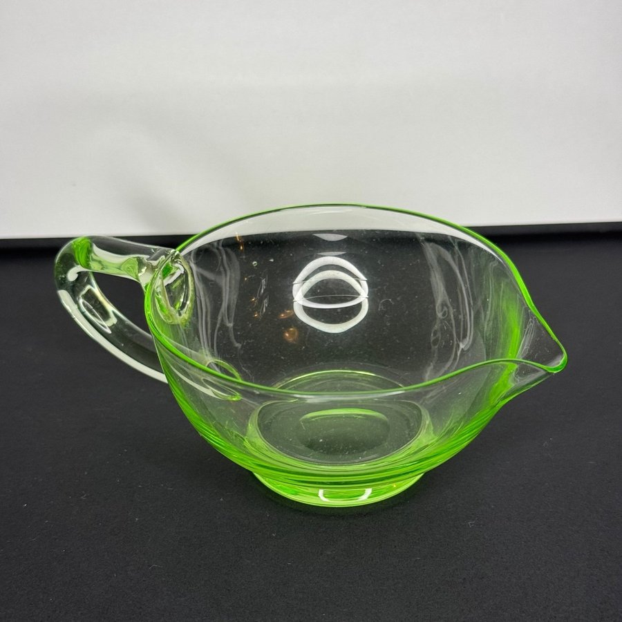 Gräddsnipa / uranglas,uran,uranium glass/antikt,retro,grönt glas