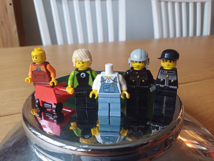 5 st Lego Minifigurer och en röd legokärra