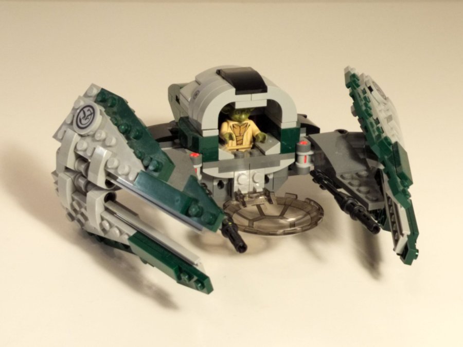 LEGO Star Wars Yodas Jedi Starfighter 75168