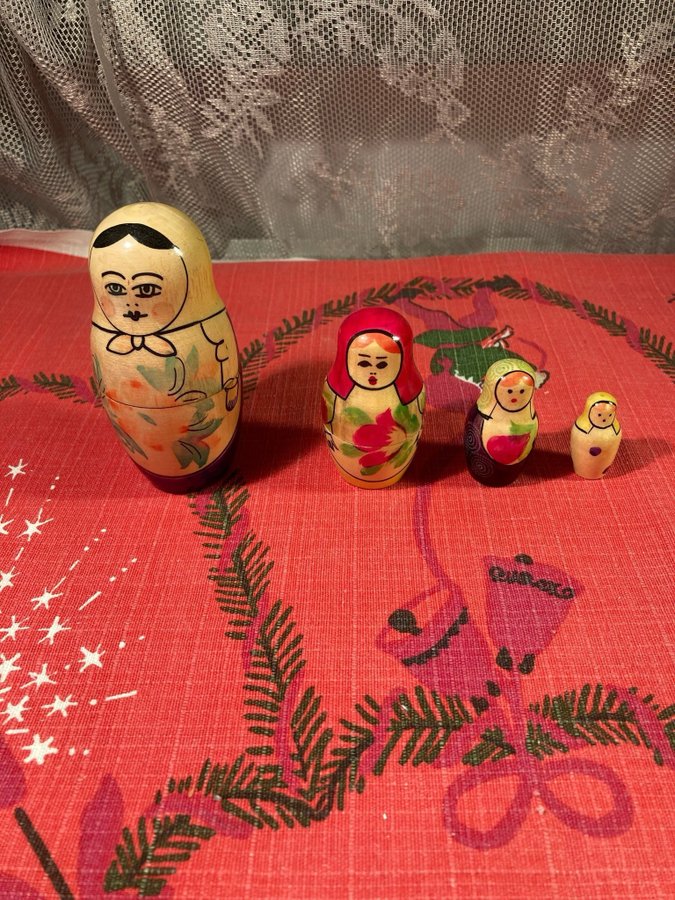 RYSKA DOCKOR TRÄ ÄKTA BABUSHKA MATRYOSHKA - FYRA DELAR - VINTAGE