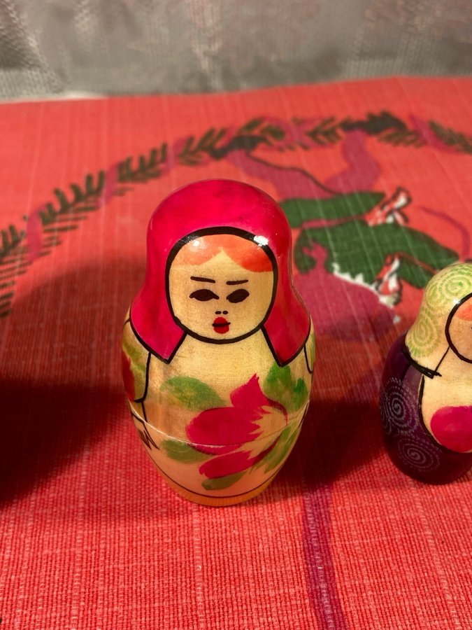 RYSKA DOCKOR TRÄ ÄKTA BABUSHKA MATRYOSHKA - FYRA DELAR - VINTAGE