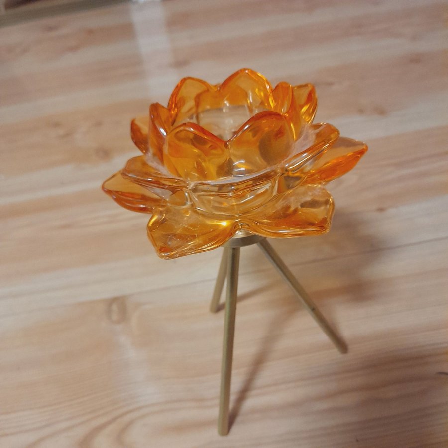 Ljusstake i form av en orange glas blomma