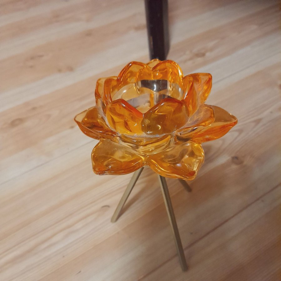 Ljusstake i form av en orange glas blomma