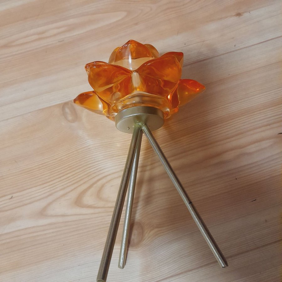 Ljusstake i form av en orange glas blomma