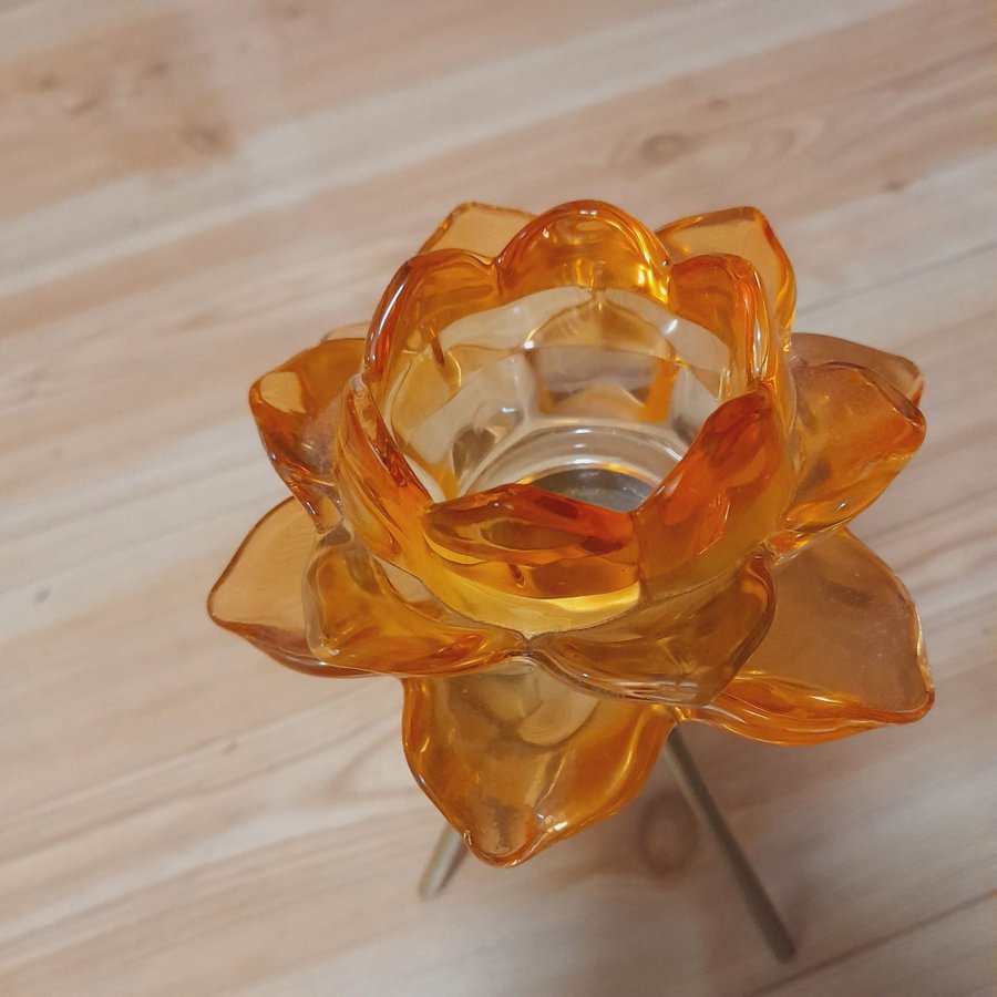 Ljusstake i form av en orange glas blomma