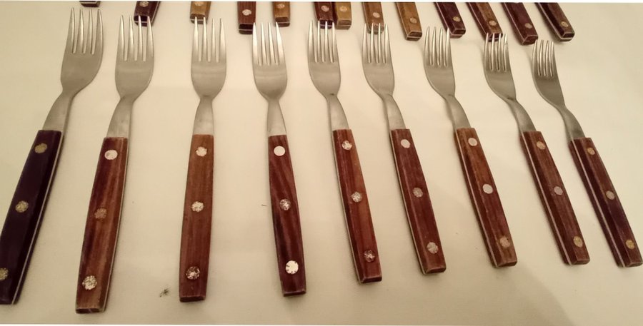 Bestick + knivar med trähandtag teak