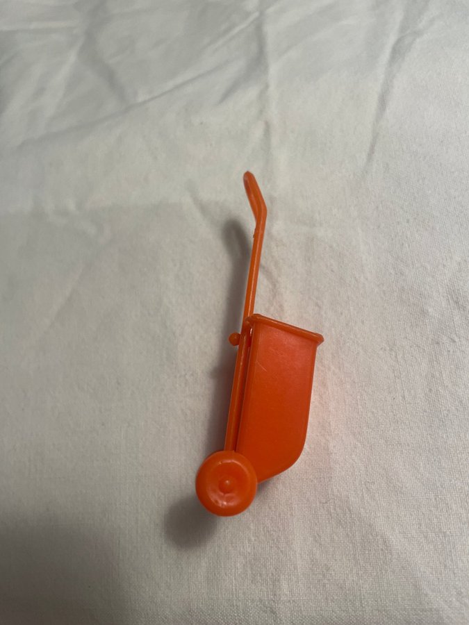 Liten orange vagn med handtag