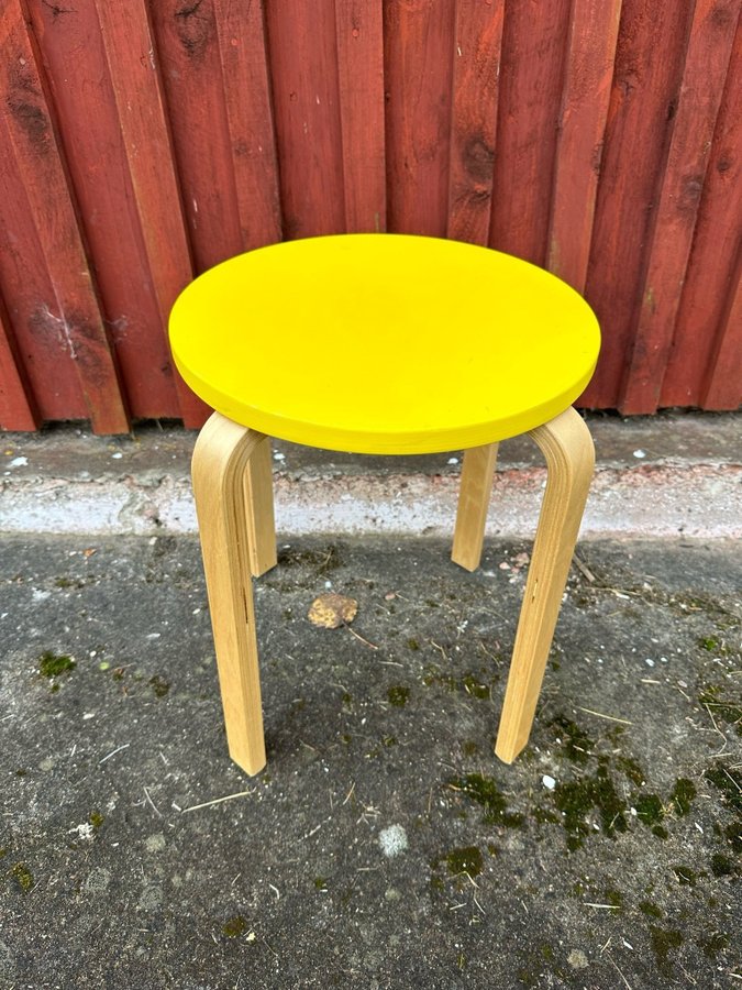 Gul pall FROSTA IKEA RETRO TRÄPALL