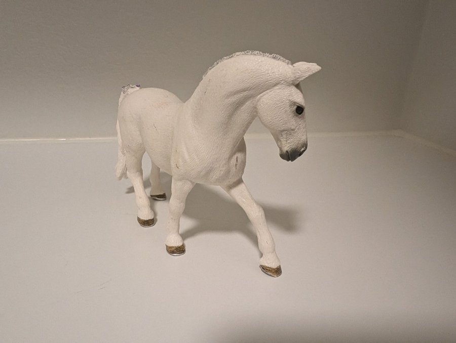 Schleich Häst - Vit med Lila Dekoration