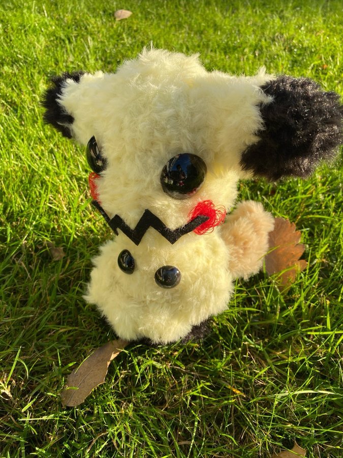 Jättesöt, fluffig och handgjord Mimikyu amigurumi