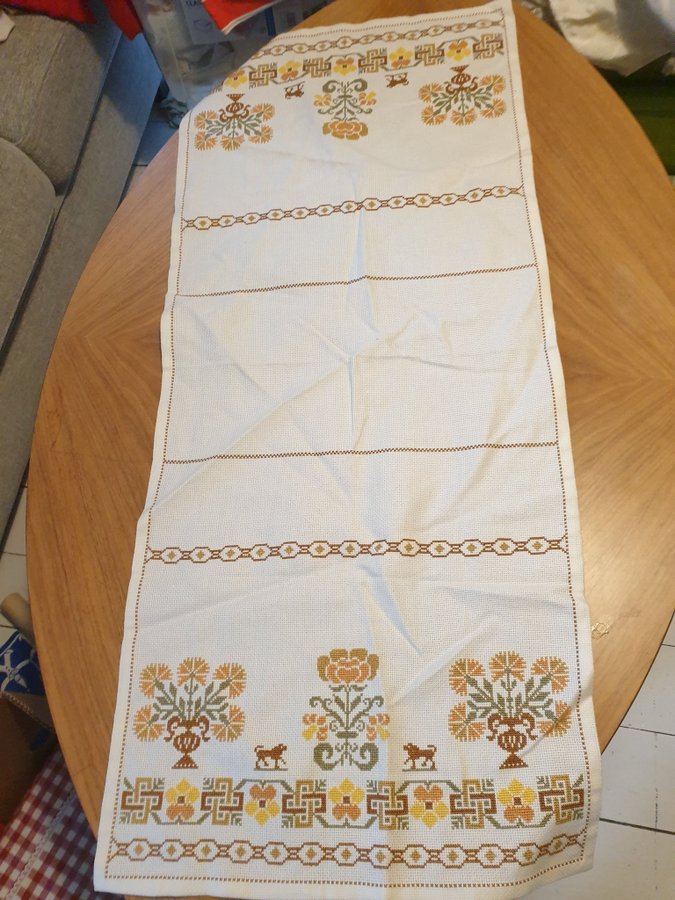 Broderad löpare I ljuvliga färger o mönster 97×42 cm