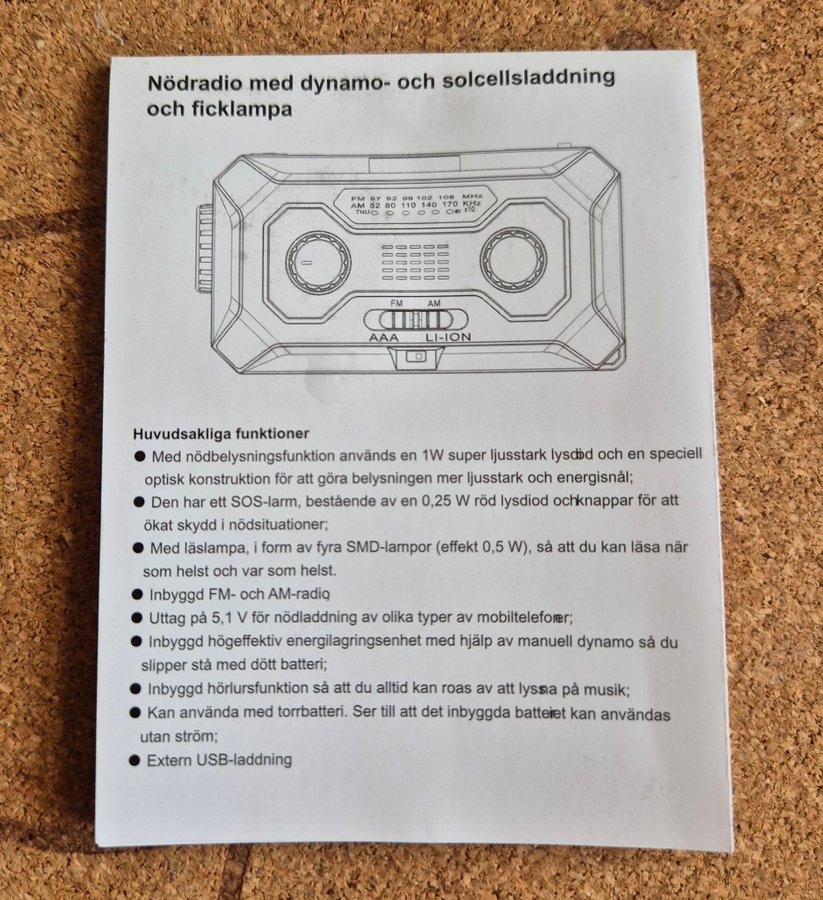 Nödradio med dynamo och solcellsladdning samt ficklampa