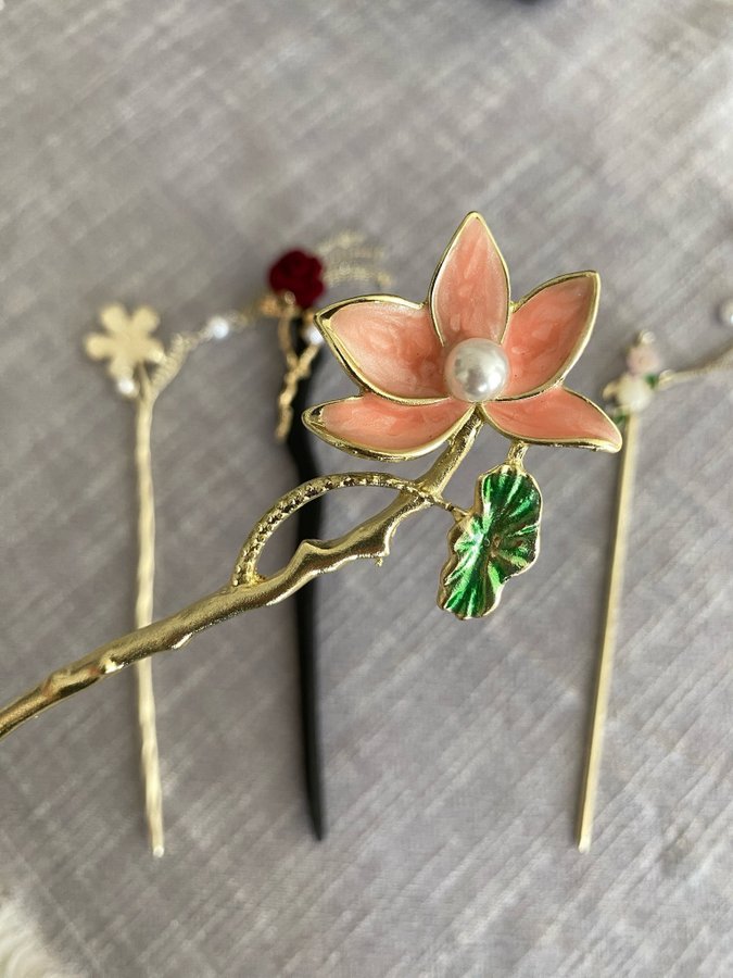 Lotus hair pin