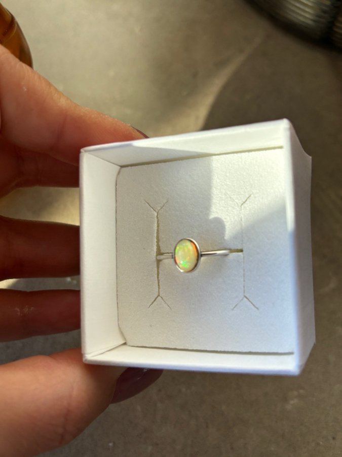 Etiopisk vit opal ring