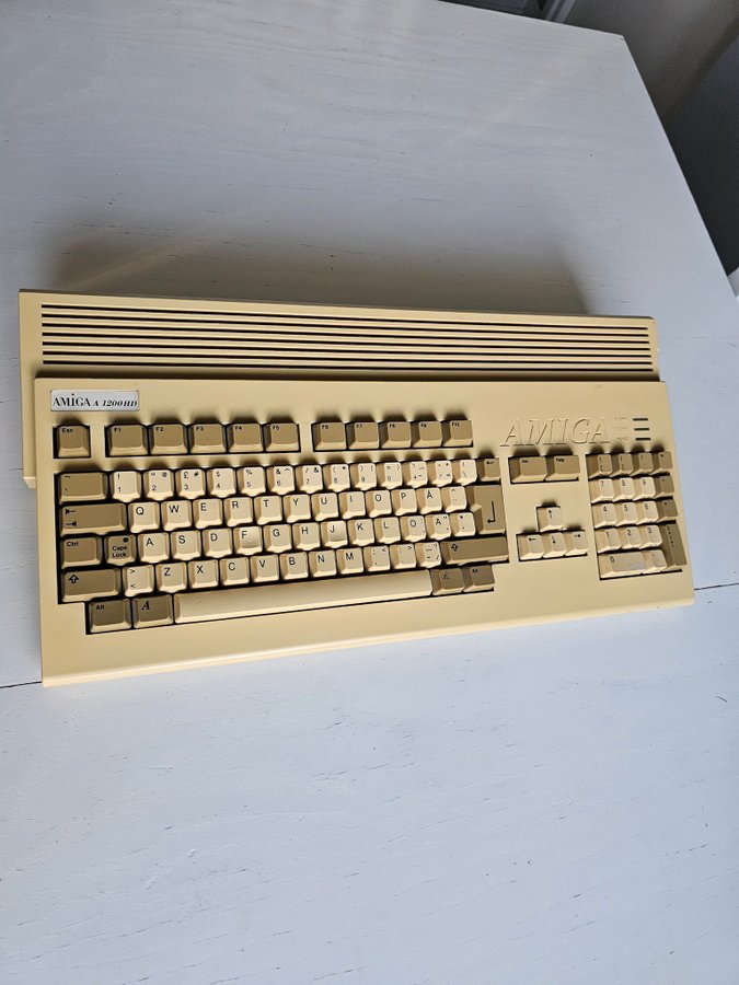 AMIGA 1200 paket " YELLOW SUBMARINE "