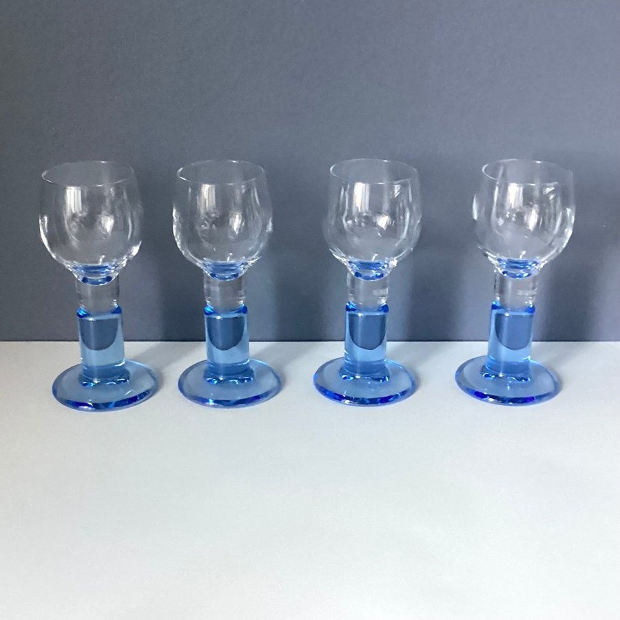 Italienska spritglas 4st glas med ljusare blå fot 60 -70-tal Rocco Bormioli