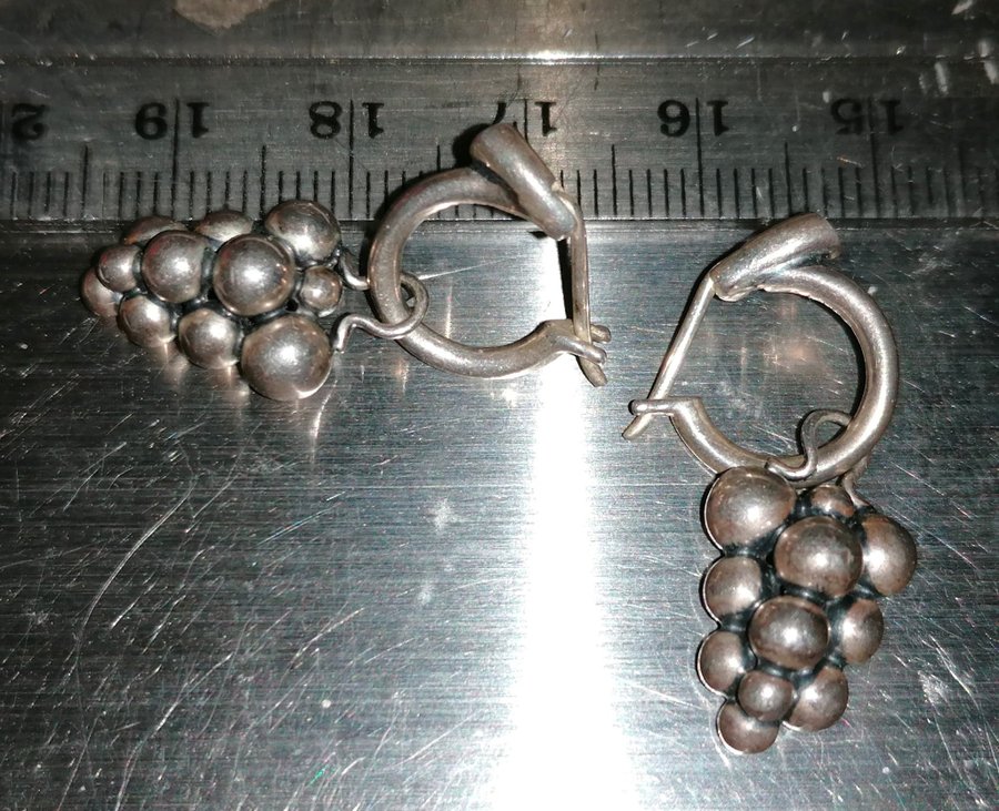 GEORG JENSEN, "Moonlight grapes", örhänge i silver.