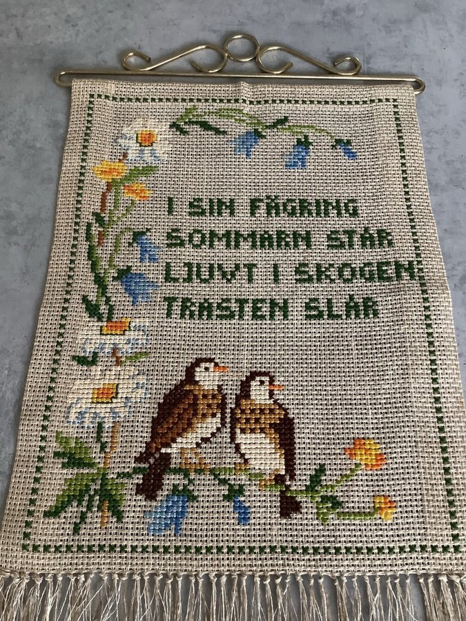 Handbroderad bonad med fåglar och blommor och vacker text