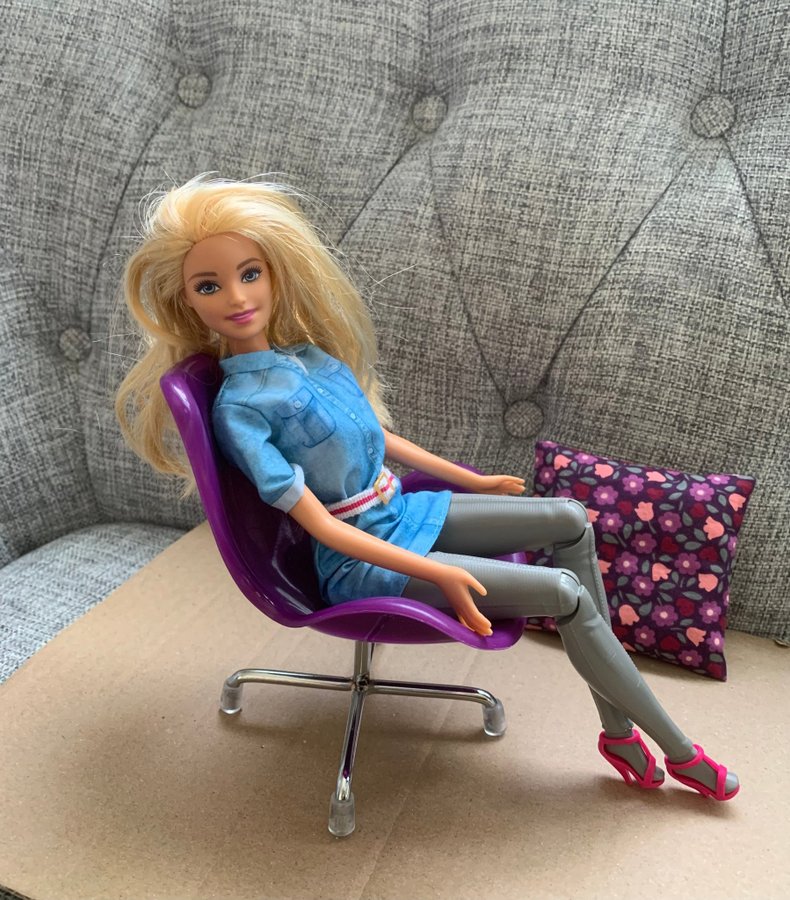 Lila Stol och en kudde ( ca i Barbies storlek )